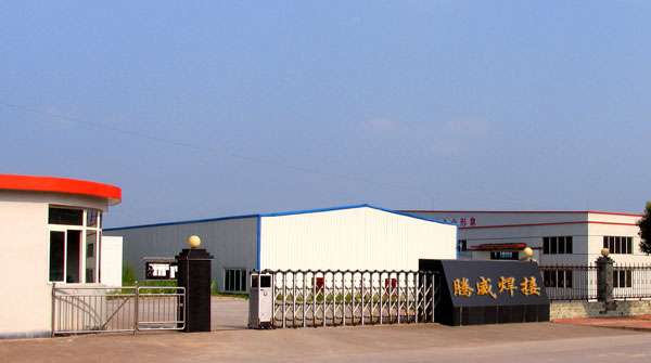 正在搶修制冷機(jī)械
